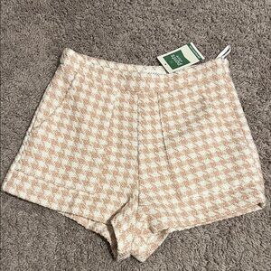 Pink and white houndstooth knit shorts